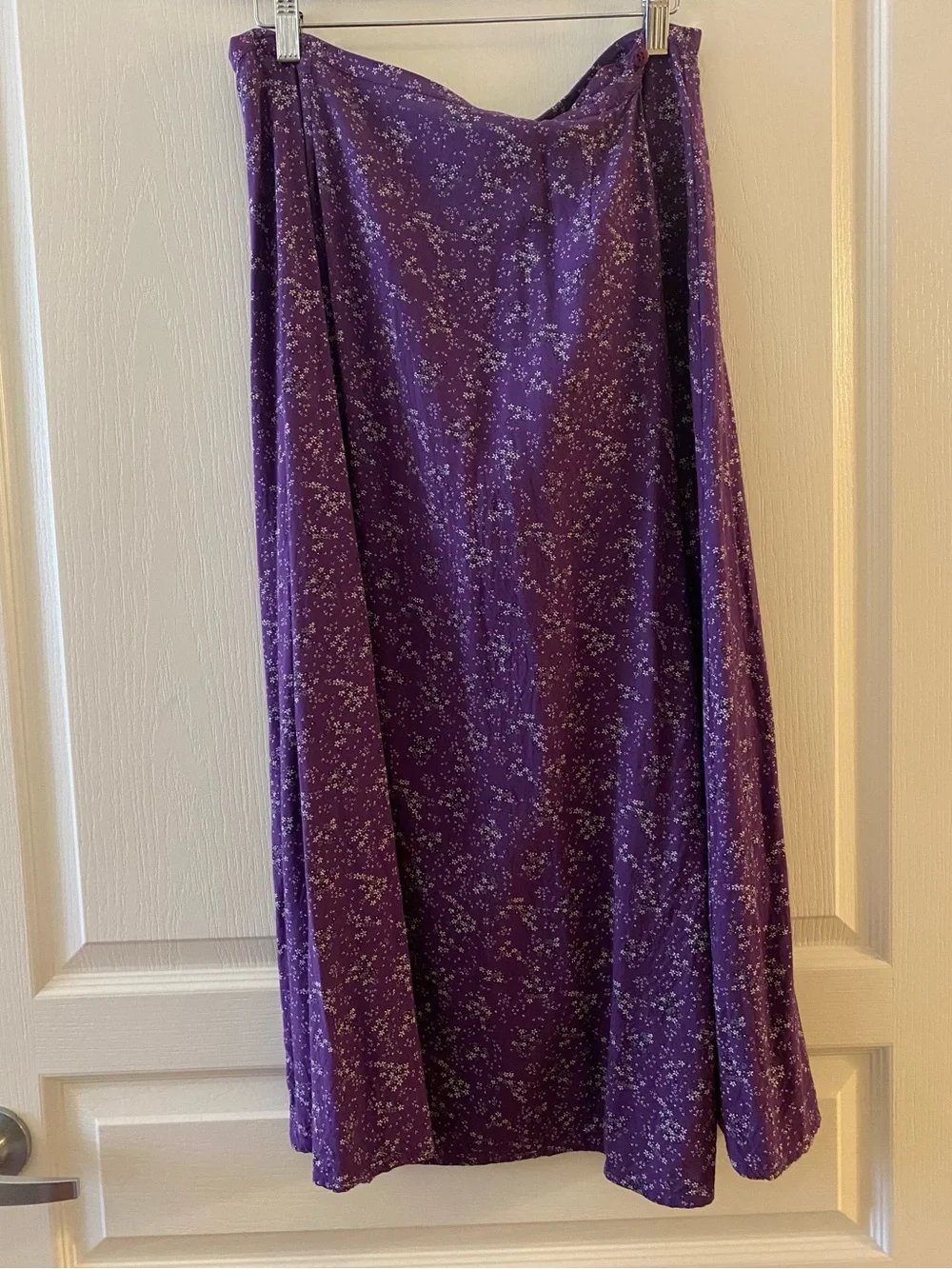 VINTAGE Women’s Floral Midi Skirt w/ Slit in Purple Floral - M